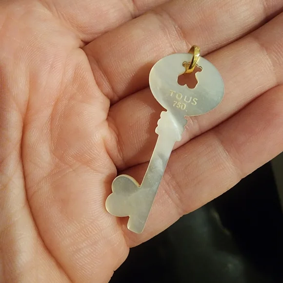 TOUS 18k gold and mother of pearl pendant